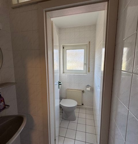 14. Toilette mit Vorraum