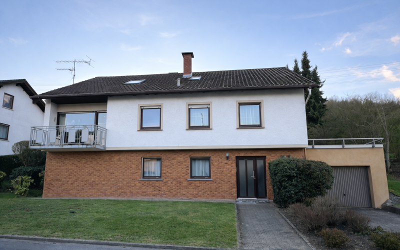 Straßenansicht der Liegenschaft