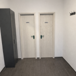 13 Blick zu Damen- und Herrentoilette