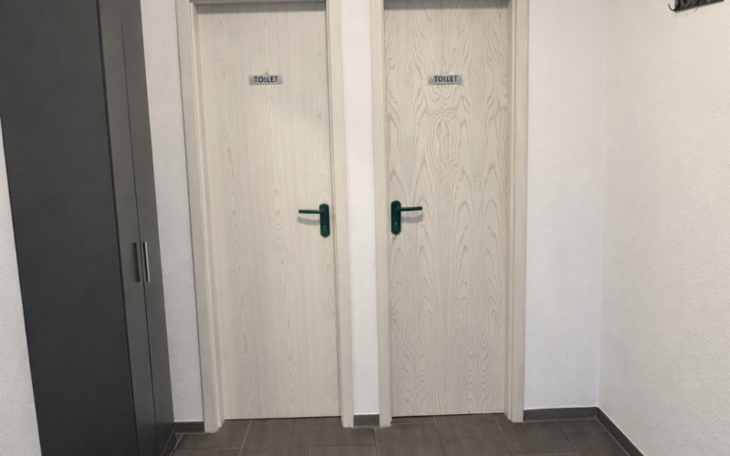 13 Blick zu Damen- und Herrentoilette