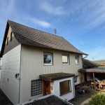 Blick von der Wiese zum Hauseingangsbereich