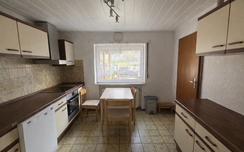 Küche mit EBK im Erdgeschoss