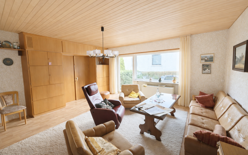 Wohnzimmer mit Blick zum Eszzimmer und Terrasse