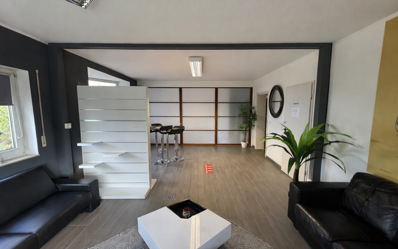 4 Empfangs- oder Büroraum