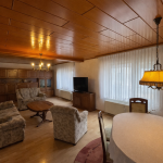 Blick vom Ess- in den Wohnbereich im Erdgeschoss