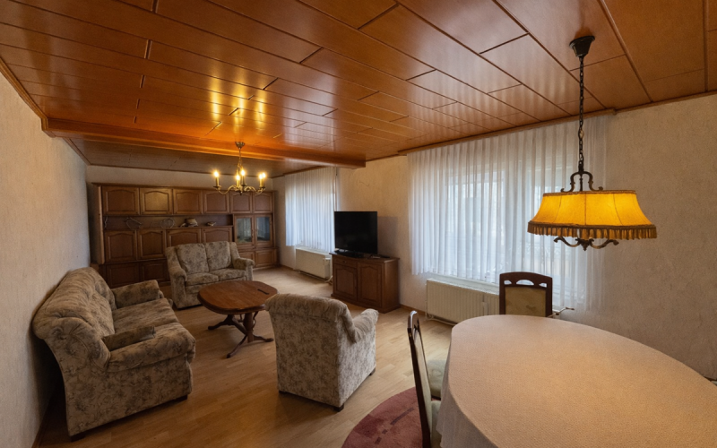 Blick vom Ess- in den Wohnbereich im Erdgeschoss