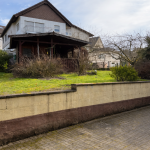Blick von der Terrasse zur Wiese mit Gartenhaus
