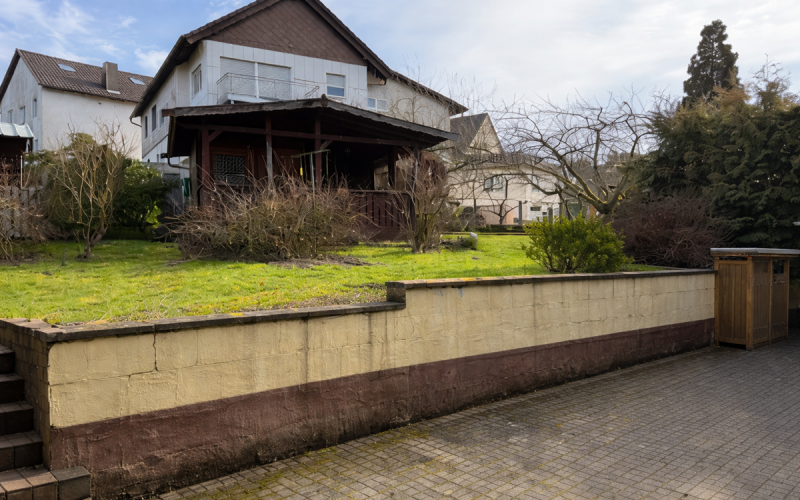Blick von der Terrasse zur Wiese mit Gartenhaus