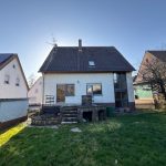 Gartenseite und links die Garage
