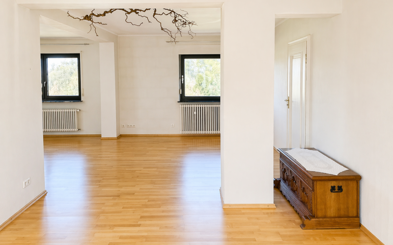 Blick vom Esszimmer zum Wohnbereich