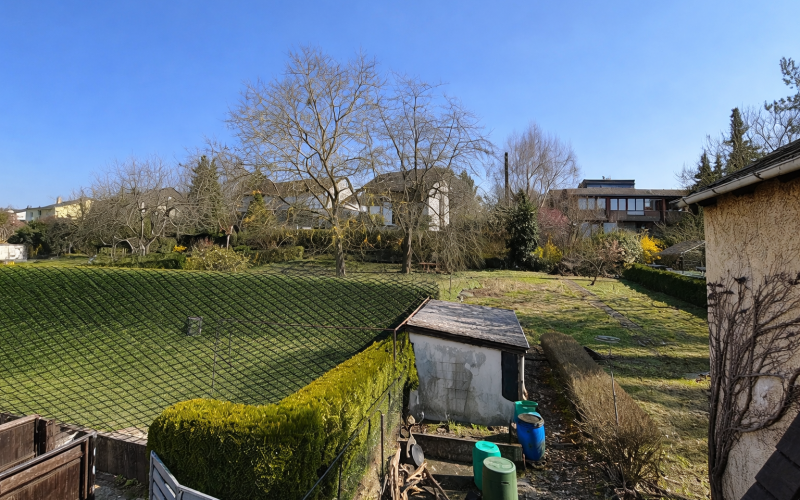 26 Blick vom Balkon zum hinteren Grundstücksbereich
