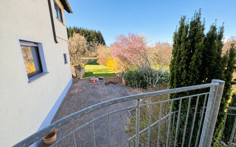 Blick von der Küche zur Terrasse und Grundstück