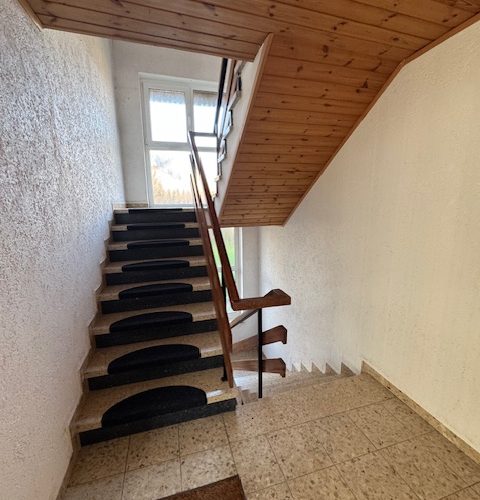Treppenhaus mit Blick zum DG