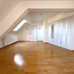 Schlafzimmer mit Blick zur Ankleide