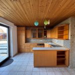 Blick vom Esszimmer zur Küche und Terrasse