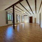Wohnzimmer mit Studiocharakter im DG