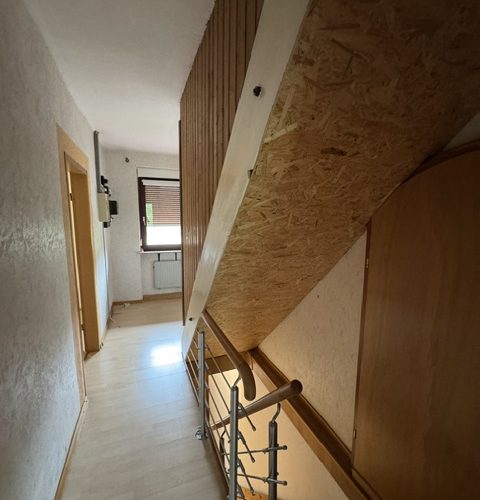Flur mit Treppenhaus rechts