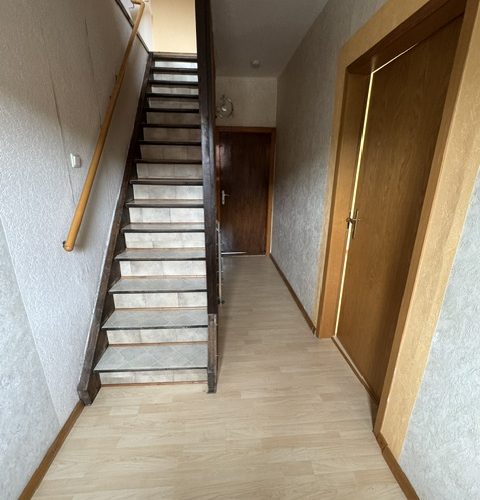Flur im OG rechts mit Treppe zum DG
