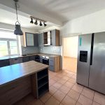 Küche mit EBK und Blick zum Esszimmer