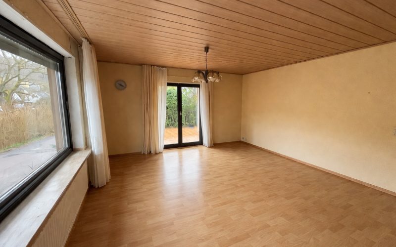 5 Wohnzimmer mit Zugang zur Terrasse im EG