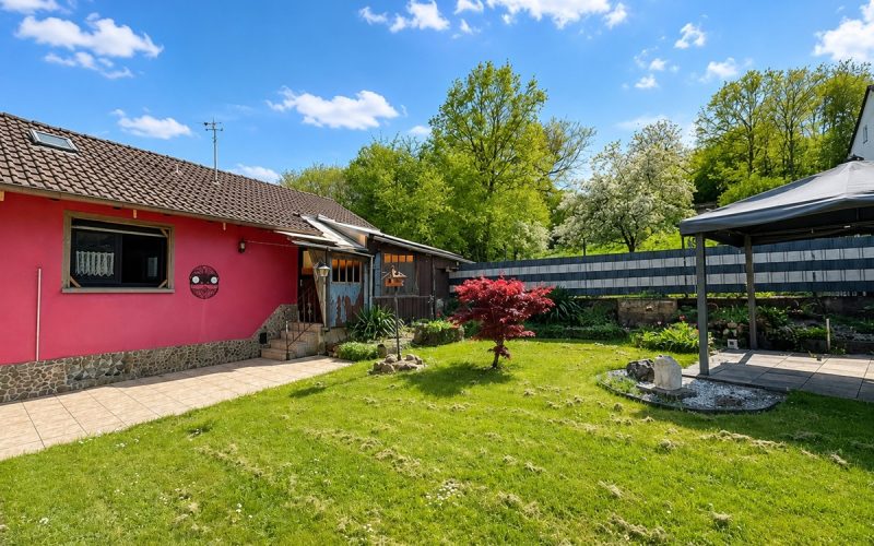 31 Garten mit Wiese und Freisitz
