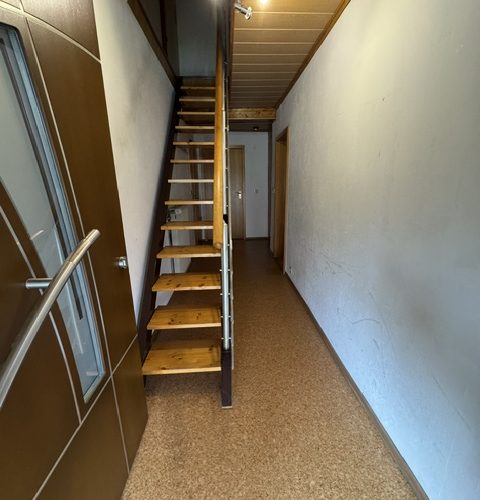 Hauseingangsbereich mit Treppenhaus rechts