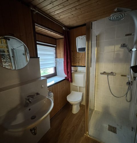 Duschbadezimmer im EG links