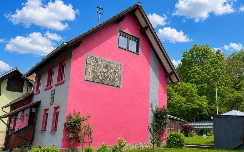 32 Seitenansicht der Liegenschaft