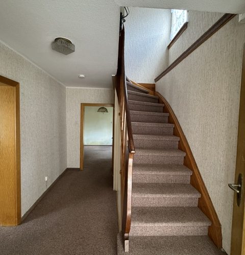 Hauseingangsbereich mit Treppenhaus