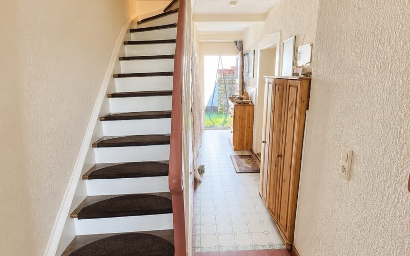 Etagenflur mit Treppenhaus im EG