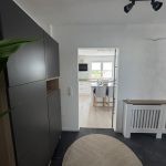 Blick von der Garderobe über die Diele zur Küche