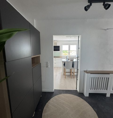 Blick von der Garderobe über die Diele zur Küche