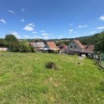 Blick von der Wiese zur Liegenschaft