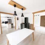 Blick vom Ess- ins Wohnzimmer und Küche