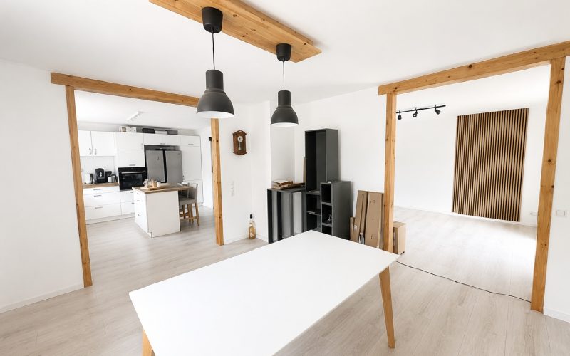 Blick vom Ess- ins Wohnzimmer und Küche
