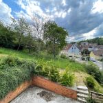 Blick über die Terrasse zum Garten