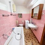 eines der beiden Badezimmer, hier im EG
