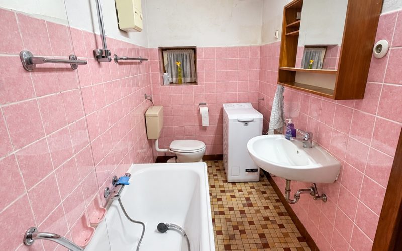 eines der beiden Badezimmer, hier im EG