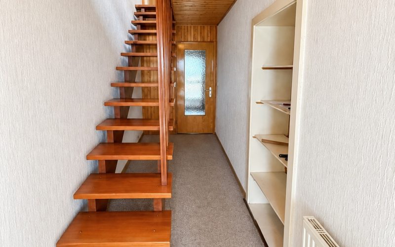Hauseingangsbereich mit Treppenhaus