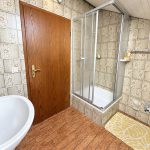 Badezimmer im DG